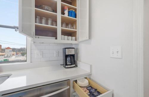 West End Apartment | Cozy 3BR Near Vanderbilt & Downtown| Parking