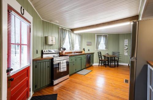 Benton House | Cozy 3BR Octagon Cabin-Near Ricketts Glen