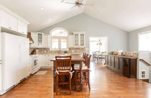 Barrie House | Cozy 3BR Retreat Near Centennial Beach