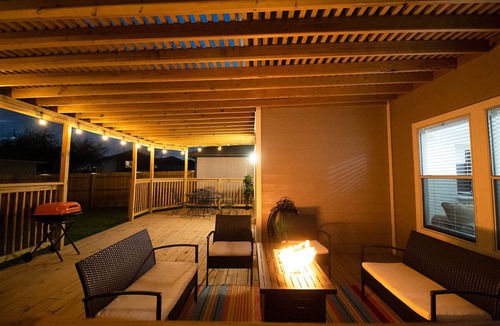 Converse House | Cozy 3BR Retreat w/Amazing Outdoor Deck Near Randolph AFB & JBSA Ft. Sam Houston