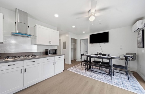 Pico-Union Apartment | Cozy 3BR w/Patio Near Koreatown & DTLA