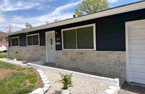 Overland House | Cozy 3BR with Games & Gazebo in Overland Saint Louis