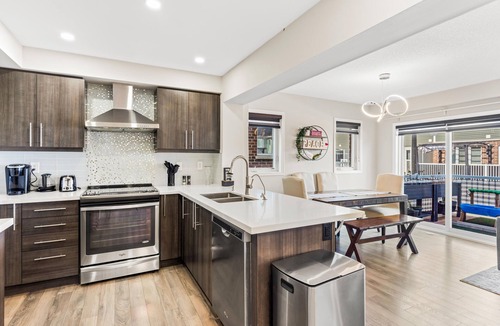 Brampton House | Cozy 3BR with Home Theatre ~Perfect for Long Stays