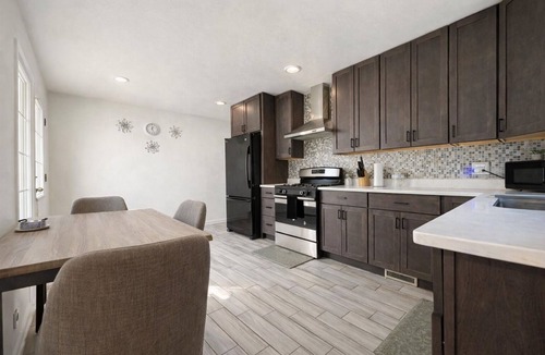 West Ridge Apartment | Cozy 3BR with Parking Easy Access Lake Shore Dr