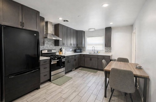 West Ridge Apartment | Cozy 3BR with Parking Easy Access Lake Shore Dr