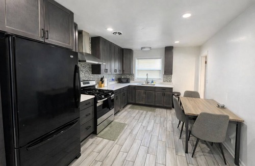 West Ridge Apartment | Cozy 3BR with Parking Easy Access Lake Shore Dr