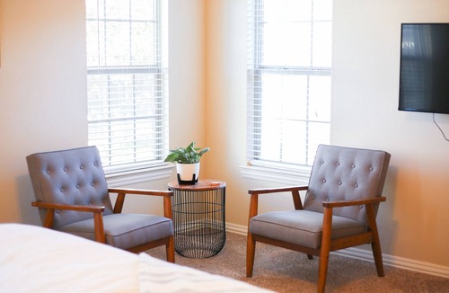 Wolfforth House | Cozy 4 Bdrm with spacious private primary suite