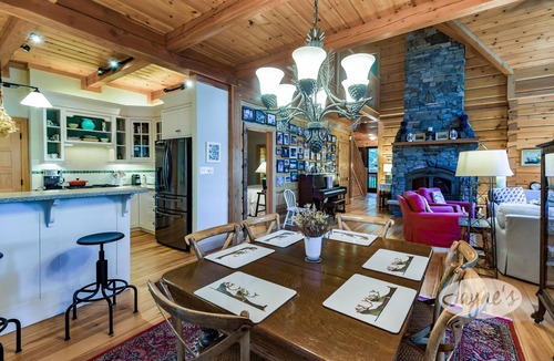 Gravenhurst Cottage | Cozy 4 bed 2 bath cottage on Pine Lake with 1 bed Bunkie! W Exposure! Hot Tub!