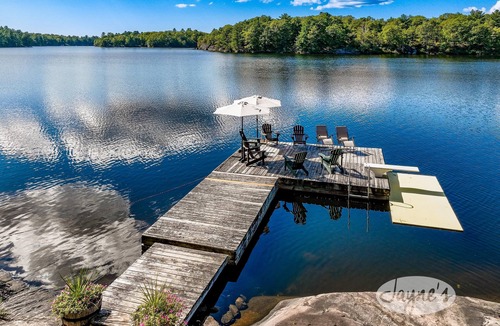 Gravenhurst Cottage | Cozy 4 bed 2 bath cottage on Pine Lake with 1 bed Bunkie! W Exposure! Hot Tub!