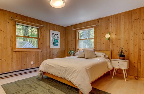 Londonderry Ski Chalet | Cozy 4-Bed Chalet with Sauna & Fire Pit