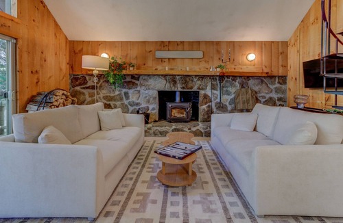 Londonderry Ski Chalet | Cozy 4-Bed Chalet with Sauna & Fire Pit