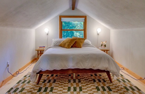 Londonderry Ski Chalet | Cozy 4-Bed Chalet with Sauna & Fire Pit