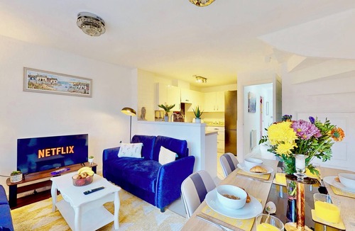 Dartford House | Cozy 4 Bed Home in Central Dartford with Parking