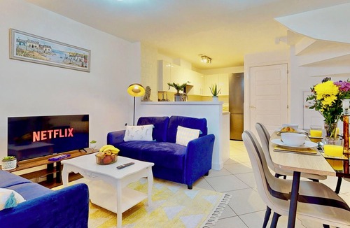 Dartford House | Cozy 4 Bed Home in Central Dartford with Parking