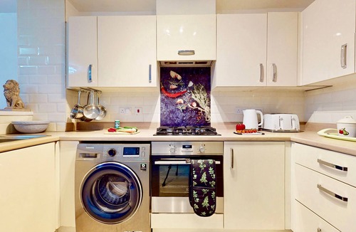 Dartford House | Cozy 4 Bed Home in Central Dartford with Parking