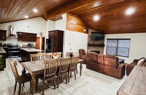 Table Rock Cabin | Cozy 4-bedroom Cabin in Branson