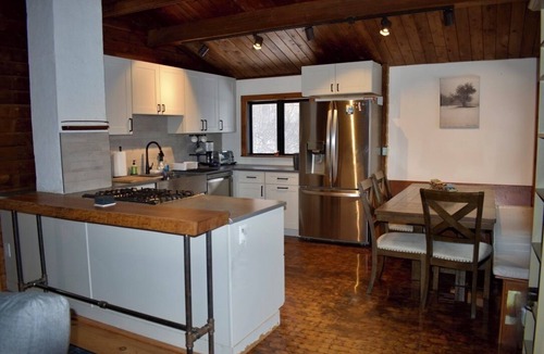 Warren Ski Chalet | Cozy 4-bedroom chalet with WiFi, AC, fireplace in adventurous Mad River Valley