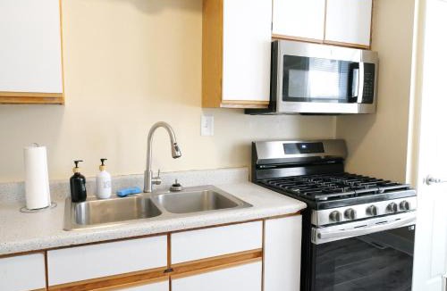 Downtown Kenosha House | Cozy 4 Bedroom House near the lake