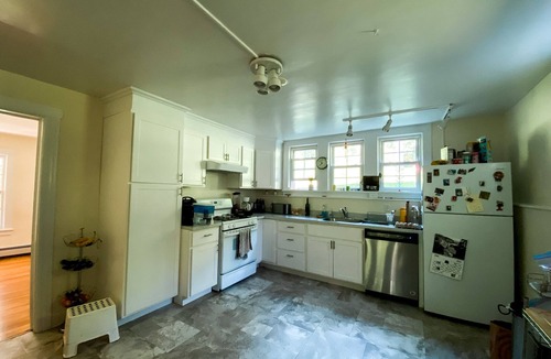 Chestnut Ridge House | Cozy 4 bedroom + Office Minimalistic Farmhouse