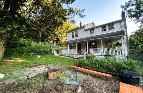 Chestnut Ridge House | Cozy 4 bedroom + Office Minimalistic Farmhouse