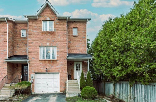 Georgina House | Cozy 4-Bedroom Townhouse, Steps to Lake Simcoe and shops, short drive to beach.