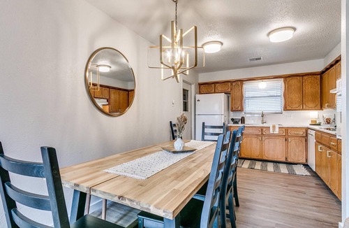Norman House | Cozy 4 Bedroom two miles from OU, Sleeps 10!