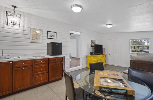 Lake Worth House | Cozy 4-bedroom w/fire pit 5 minutes from lake!