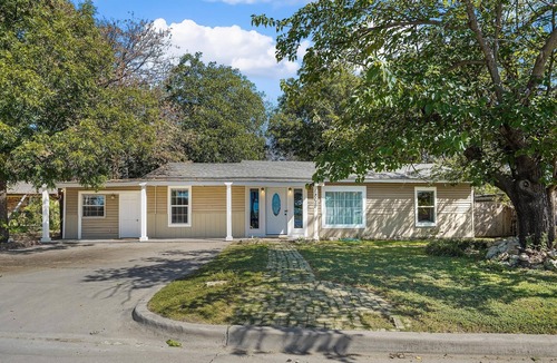 Lake Worth House | Cozy 4-bedroom w/fire pit 5 minutes from lake!