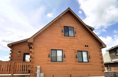 Warrens Cabin | Cozy 4 Beds 3.5 Baths Near Jellystone/Three Bears Resort Warrens, WI
