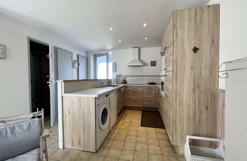 La Gueriniere House | Cozy 4-Room House, 300m from Beach – Terrace, BBQ, Sleeps 6, Free Cleaning, 2 Stars