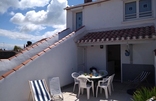 La Gueriniere House | Cozy 4-Room House, 300m from Beach – Terrace, BBQ, Sleeps 6, Free Cleaning, 2 Stars