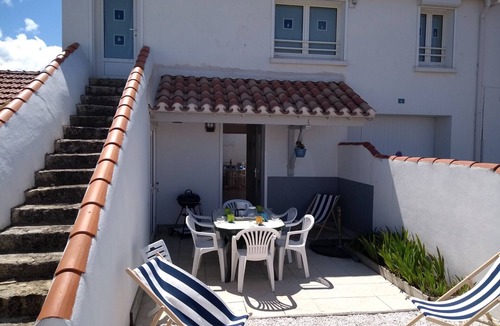 La Gueriniere House | Cozy 4-Room House, 300m from Beach – Terrace, BBQ, Sleeps 6, Free Cleaning, 2 Stars