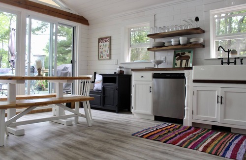 Port Stanton Cottage | Cozy 4 Season Cottage stunning sunsets on Sparrow Lake!(Pet friendly)New Hot Tub