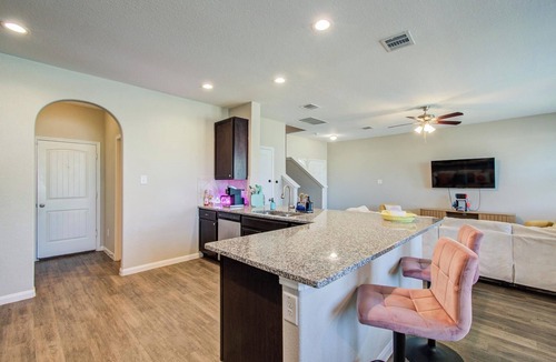 Katy House | Cozy 4b family home, video games, patio projector