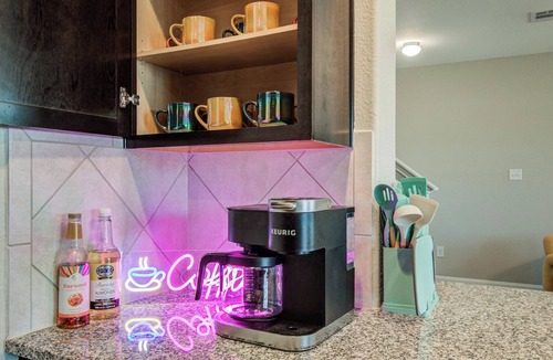 Katy House | Cozy 4b family home, video games, patio projector