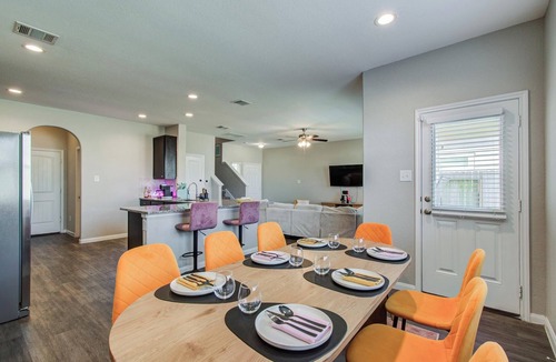Katy House | Cozy 4b family home, video games, patio projector