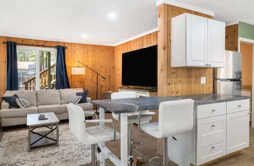 Bend Cabin | Cozy 4BDR Cabin in Bend- Sleeps 9!