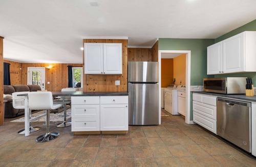 Bend Cabin | Cozy 4BDR Cabin in Bend- Sleeps 9!