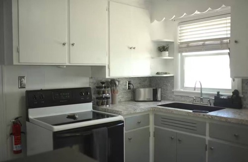 North Tonawanda House | Cozy 4bed 3BR house in North Tonawanda with AC and Pool!