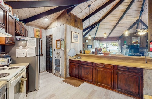 Beech Mountain Cottage | Cozy 4BR Beech Mountain cottage with views, adventure, and comfort for all.