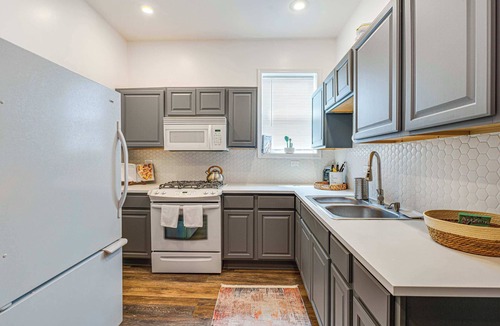 Greater Grand Crossing House | Cozy 4BR Home with Crib & Games, Nearby Sights