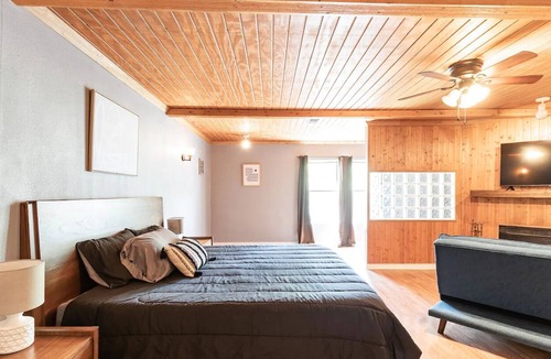 Gordonville House | Cozy 4BR Lake House Great for Large Groups! Steps from Lake Texoma!