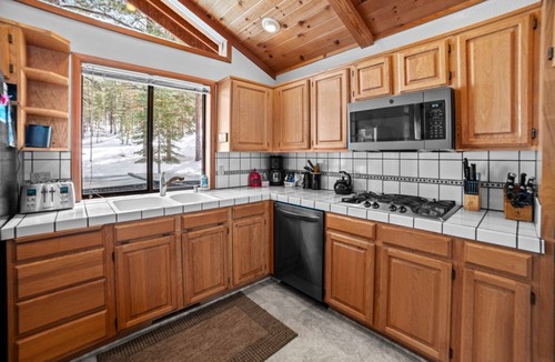 Truckee Hotel | Cozy 4BR Mountain Home | Deck, Hot Tub & Shuttle