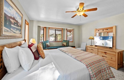 Truckee Hotel | Cozy 4BR Mountain Home | Deck, Hot Tub & Shuttle