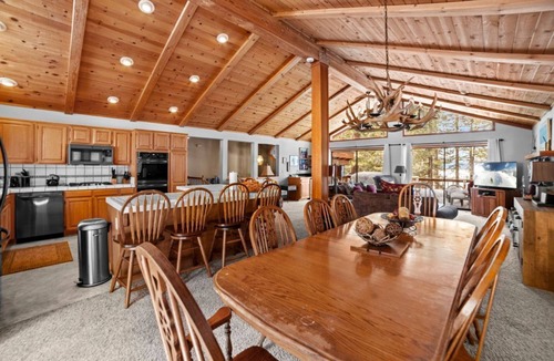 Truckee Hotel | Cozy 4BR Mountain Home | Deck, Hot Tub & Shuttle