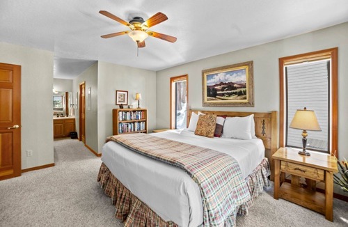 Truckee Hotel | Cozy 4BR Mountain Home | Deck, Hot Tub & Shuttle