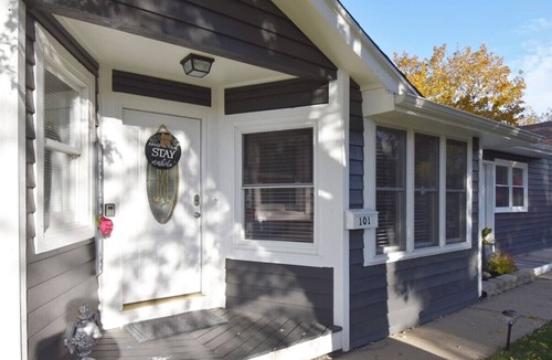 Carpentersville House | “Cozy 4BR Ranch Home: 5 Beds, 2 Baths, No Stairs”