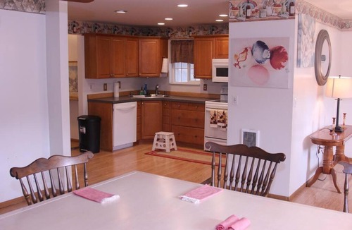 Holly Villa | Cozy 5-bedrooms 2 baths house with hot tub