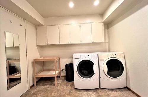 Holly Villa | Cozy 5-bedrooms 2 baths house with hot tub