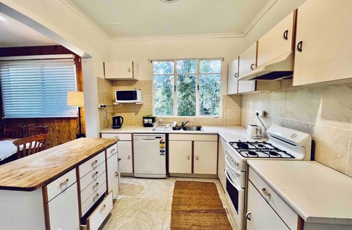 Ashwood House | Cozy 5 BR Parkside Home | King Bed + Rumpus